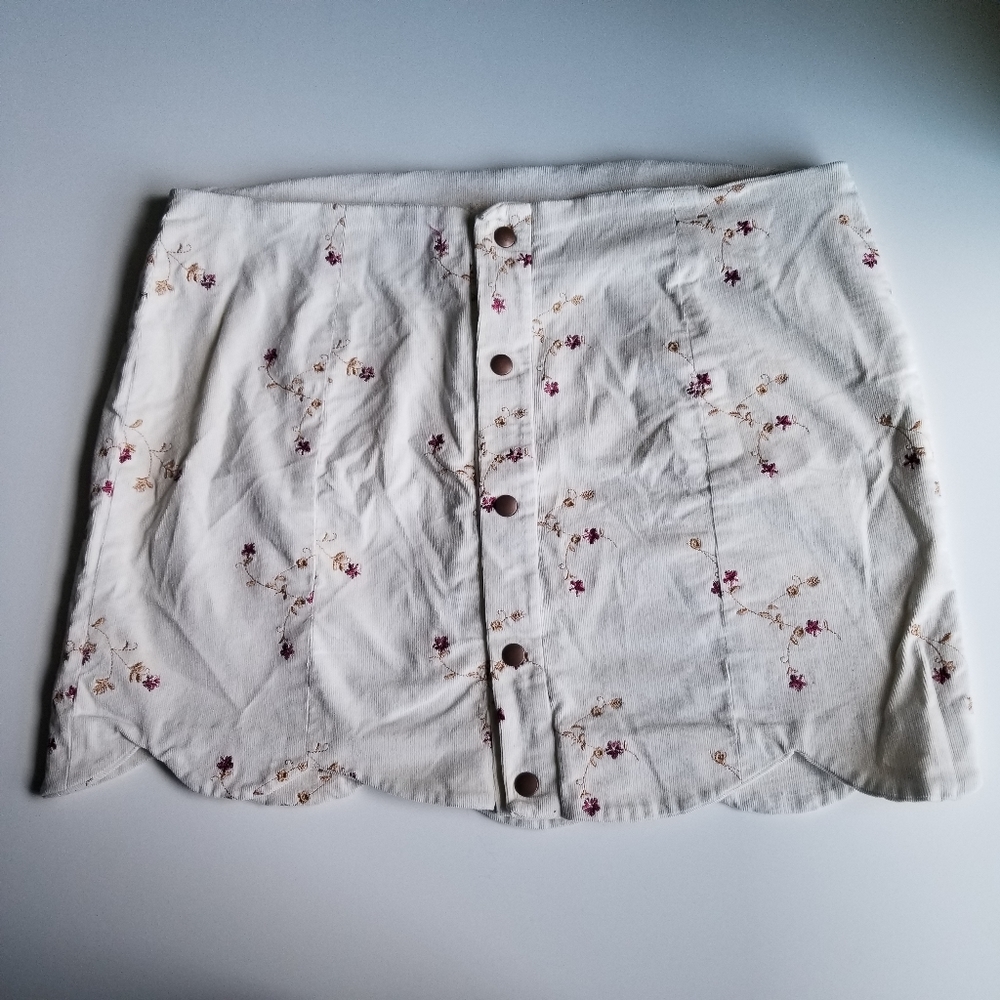 Scalloped hem embroidered skirt